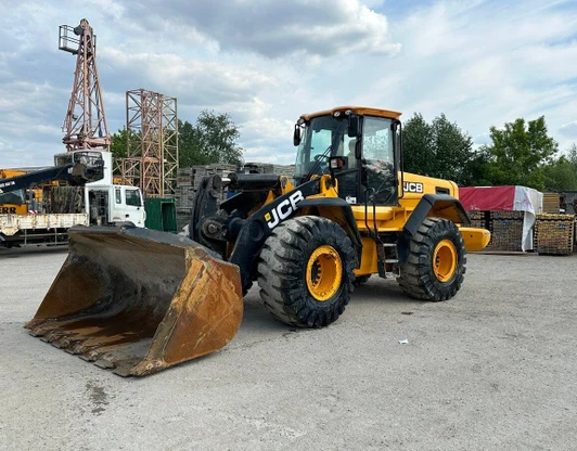 Фронтальный погрузчик JCB